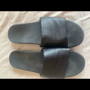 Vionic black leather slide EUC